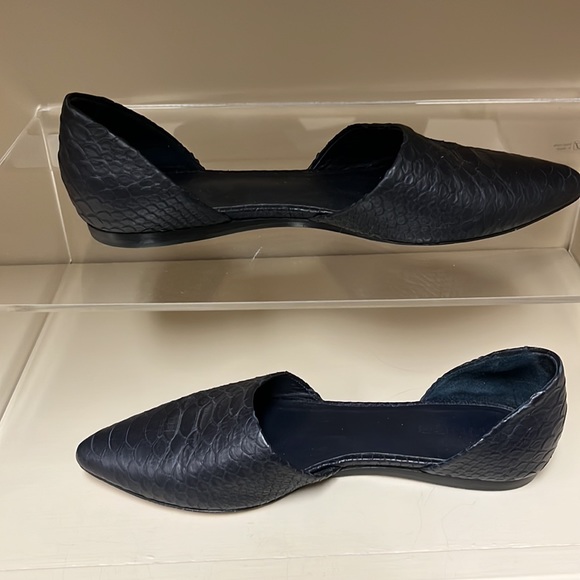Vince D’Orsay navy snake skin flats. 37 6.5 - Picture 5 of 7